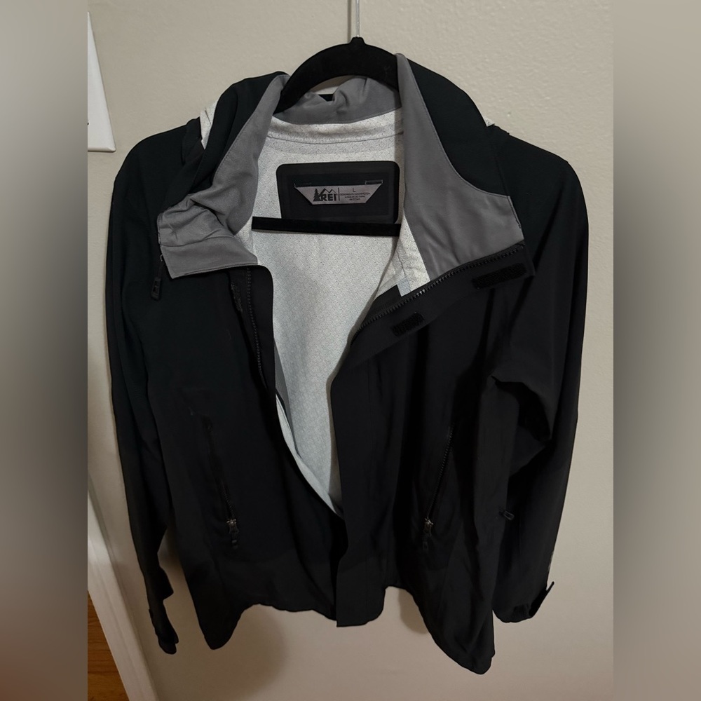 REI rain jacket with hood.
Hardly used.